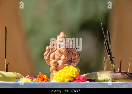 Piccola statua di Lord Ganesh con incenso bastoni su un piccolo santuario in un tempio indù in Ontario, Canada. (Foto di Creative Touch Imaging Ltd./NurPhoto) Foto Stock