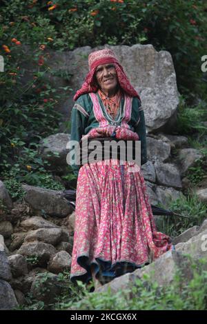 Donna anziana Gaddi che indossa abiti tradizionali in un remoto villaggio di montagna a Himachal Pradesh, India. (Foto di Creative Touch Imaging Ltd./NurPhoto) Foto Stock