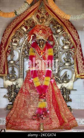 Idol della divinità indù Rodu NAAG in un tempio remoto nel villaggio di Mandher, Himachal Pradesh, India. (Foto di Creative Touch Imaging Ltd./NurPhoto) Foto Stock