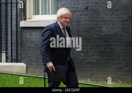 LONDRA, REGNO UNITO - 05 LUGLIO 2021: Il primo ministro britannico Boris Johnson si reca alla Sala stampa briefing di Downing Street per annunciare la rimozione di tutte le restrizioni legali di blocco il 19 luglio, nonché la caduta delle misure obbligatorie sulle maschere facciali e sulle distanze sociali il 05 luglio 2021 a Londra, Inghilterra. (Foto di Wiktor Szymanowicz/NurPhoto) Foto Stock