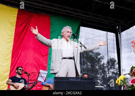 Vicken Tarpinian sul palcoscenico del concerto Defend Kurdistan a Parigi, in Francia, il 4 luglio 2021. Il fine settimana del 3 e 4 luglio, le organizzazioni curde di tutto il mondo hanno chiesto di denunciare l'aggressione turca nel Kurdistan iracheno. A Parigi si sono tenuti una manifestazione e un concerto per denunciare l'intervento militare turco. (Foto di Vincent Koebel/NurPhoto) Foto Stock