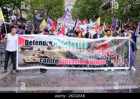 Difendi la dimostrazione del Kurdistan a Parigi, in Francia, il 4 luglio 2021. Il fine settimana del 3 e 4 luglio, le organizzazioni curde di tutto il mondo hanno chiesto di denunciare l'aggressione turca nel Kurdistan iracheno. A Parigi si sono tenuti una manifestazione e un concerto per denunciare l'intervento militare turco. (Foto di Vincent Koebel/NurPhoto) Foto Stock