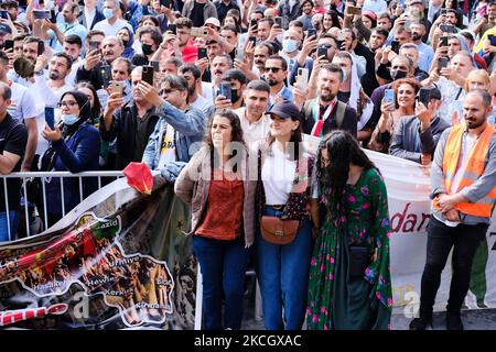 Concerto Defend Kurdistan a Parigi, Francia, il 4 luglio 2021. Il fine settimana del 3 e 4 luglio, le organizzazioni curde di tutto il mondo hanno chiesto di denunciare l'aggressione turca nel Kurdistan iracheno. A Parigi si sono tenuti una manifestazione e un concerto per denunciare l'intervento militare turco. (Foto di Vincent Koebel/NurPhoto) Foto Stock