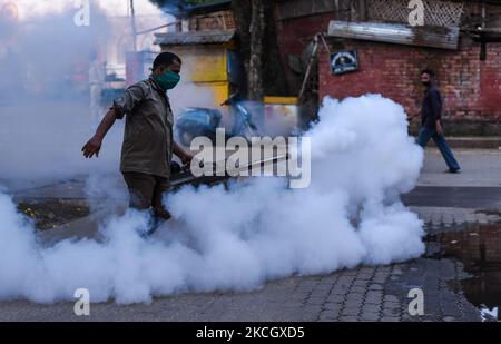 Un operaio della Guwahati Municipal Corporation effettua l'appannamento in una zona residenziale, per eliminare le zanzare al fine di prevenire la diffusione della febbre dengue a Guwahati, Assam, India, il 05 luglio 2021. (Foto di David Talukdar/NurPhoto) Foto Stock