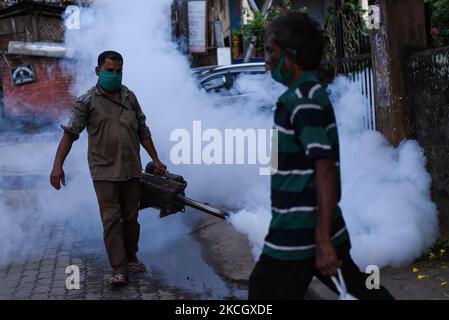 Un operaio della Guwahati Municipal Corporation effettua l'appannamento in una zona residenziale, per eliminare le zanzare al fine di prevenire la diffusione della febbre dengue a Guwahati, Assam, India, il 05 luglio 2021. (Foto di David Talukdar/NurPhoto) Foto Stock