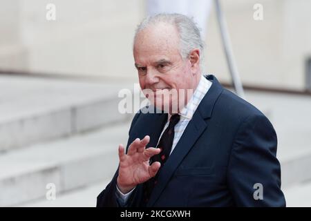 L'ex ministro francese della Cultura e della comunicazione Frederic Mitterrand arriva per cena con il presidente italiano Sergio Mattarella e sua figlia Laura Mattarella e il presidente francese Emmanuel Macron e sua moglie Brigitte Macron al Palazzo Elysee di Parigi, il 5 luglio 2021 (Foto di Daniel Pier/NurPhoto) Foto Stock