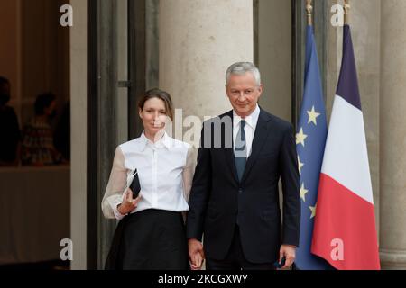 Il Ministro francese dell'Economia e delle Finanze Bruno le Maire (R) e sua moglie Pauline Doussau de Bazignan arrivano per cena di Stato con il Presidente italiano Sergio Mattarella e sua figlia Laura Mattarella e il Presidente francese Emmanuel Macron e sua moglie Brigitte Macron al Palazzo Elysee di Parigi, il 5 luglio 2021 (Foto di Daniel Pier/NurPhoto) Foto Stock