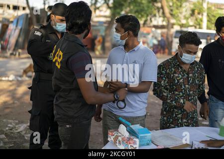 Il Battaglione di azione rapida ha arrestato un uomo mentre sfida la restrizione a Dhaka, Bangladesh, il 5 luglio 2021. Con l’aumento del numero di pazienti affetti da covidità, il Bangladesh ha dichiarato un rigido blocco a livello nazionale. (Foto di Istiak Karim/NurPhoto) Foto Stock