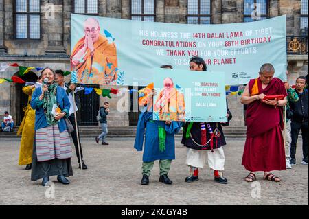 Tsering Jampa, direttore esecutivo dell'ICT (International Campaign for Tibet) olandese, ha tenuto un discorso durante la celebrazione del 86th° compleanno del Dalai lama ad Amsterdam, il 6th luglio 2021. (Foto di Romy Arroyo Fernandez/NurPhoto) Foto Stock