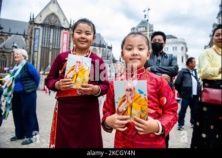 Due ragazze tibetane stanno tenendo volantini con il ritratto di Dalai lama, durante la celebrazione del 86th° compleanno di Dalai lama ad Amsterdam, il 6th luglio 2021. (Foto di Romy Arroyo Fernandez/NurPhoto) Foto Stock