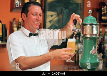 Il barista versa la birra Cristal (una tipica birra cubana) in un bar a Varadero, Cuba. (Foto di Creative Touch Imaging Ltd./NurPhoto) Foto Stock