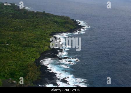 Rocce laviche nere costeggiano il costo della Big Island, Hawaii, USA. (Foto di Creative Touch Imaging Ltd./NurPhoto) Foto Stock