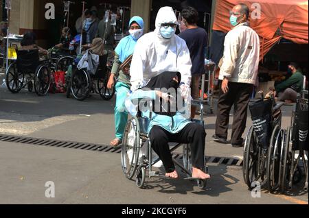 I pazienti del Covid-19 hanno affollato il cortile e le tende di emergenza all'interno dell'ospedale generale regionale (RSUD) a Bekasi, Giava occidentale, il 6 giugno 2021. La disponibilità dei letti negli ospedali sta per esaurirsi e la necessità di ossigeno continua ad aumentare. Ciò è accaduto in linea con il drastico aumento dei casi di Covid-19 nelle ultime settimane, ogni giorno i pazienti di Covid-19 che entrano nel pronto soccorso e le tende di trattamento di Covid-19 variavano da 60-80 pazienti o superavano la normale capacità di 40 pazienti. (Foto di Dasril Roszandi/NurPhoto) Foto Stock