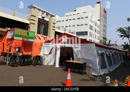 I pazienti del Covid-19 hanno affollato il cortile e le tende di emergenza all'interno dell'ospedale generale regionale (RSUD) a Bekasi, Giava occidentale, il 6 giugno 2021. La disponibilità dei letti negli ospedali sta per esaurirsi e la necessità di ossigeno continua ad aumentare. Ciò è accaduto in linea con il drastico aumento dei casi di Covid-19 nelle ultime settimane, ogni giorno i pazienti di Covid-19 che entrano nel pronto soccorso e le tende di trattamento di Covid-19 variavano da 60-80 pazienti o superavano la normale capacità di 40 pazienti. (Foto di Dasril Roszandi/NurPhoto) Foto Stock