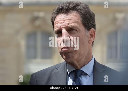 Associazione francese dei datori di lavoro (Medef) il presidente Geoffroy Roux de Bezieux si rivolge ai media dopo un incontro con i sindacati e il presidente francese Macron, al palazzo Elysee di Parigi il 6 luglio 2021 (Foto di Daniel Pier/NurPhoto) Foto Stock