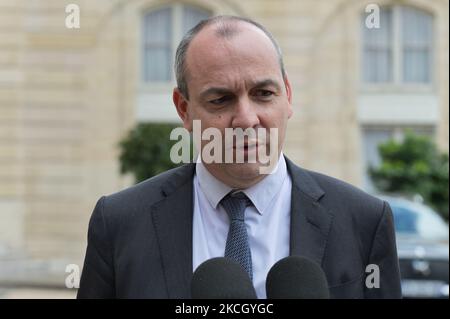 Il segretario generale del sindacato, Laurent Berger, della Confederazione Democratica del lavoro francese (CFDT), si rivolge ai media dopo un incontro con i sindacati e il presidente francese Macron, al Palazzo Elysee di Parigi il 6 luglio 2021 (Foto di Daniel Pier/NurPhoto) Foto Stock