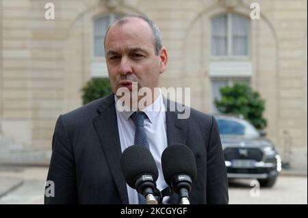 Il segretario generale del sindacato, Laurent Berger, della Confederazione Democratica del lavoro francese (CFDT), si rivolge ai media dopo un incontro con i sindacati e il presidente francese Macron, al Palazzo Elysee di Parigi il 6 luglio 2021 (Foto di Daniel Pier/NurPhoto) Foto Stock