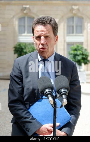 Associazione francese dei datori di lavoro (Medef) il presidente Geoffroy Roux de Bezieux si rivolge ai media dopo un incontro con i sindacati e il presidente francese Macron, al palazzo Elysee di Parigi il 6 luglio 2021 (Foto di Daniel Pier/NurPhoto) Foto Stock