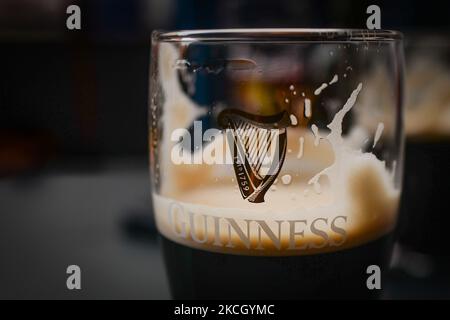 Una pinta di Guinness sul tavolo fuori da un pub nel centro di Dublino. Lunedì, 05 luglio 2021, a Dublino, Irlanda (Foto di Artur Widak/NurPhoto) Foto Stock