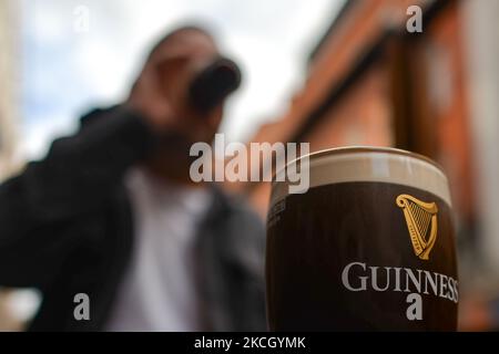 Una pinta perfetta di Guinness sul tavolo fuori da un pub nel centro di Dublino. Lunedì, 05 luglio 2021, a Dublino, Irlanda (Foto di Artur Widak/NurPhoto) Foto Stock