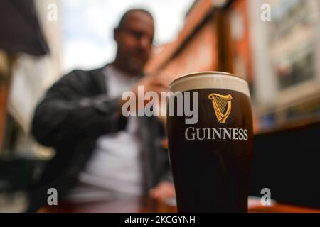 Una pinta perfetta di Guinness sul tavolo fuori da un pub nel centro di Dublino. Lunedì, 05 luglio 2021, a Dublino, Irlanda (Foto di Artur Widak/NurPhoto) Foto Stock