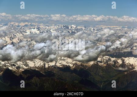 Veduta aerea delle vette delle montagne Himalayane che sporgono dalla copertura nuvolosa in Kashmir, India, il 21 giugno 2010. (Foto di Creative Touch Imaging Ltd./NurPhoto) Foto Stock
