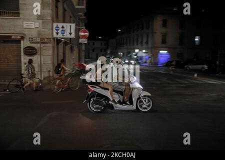 Gli italiani celebrano la vittoria della semifinale a Pisa il 6 luglio 2021. L'Italia ha vinto la semifinale contro la Spagna e va alla finale dei Campionati europei UEFA. (Foto di Enrico Mattia del Punta/NurPhoto) Foto Stock