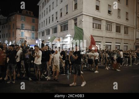 Gli italiani celebrano la vittoria della semifinale a Pisa il 6 luglio 2021. L'Italia ha vinto la semifinale contro la Spagna e va alla finale dei Campionati europei UEFA. (Foto di Enrico Mattia del Punta/NurPhoto) Foto Stock