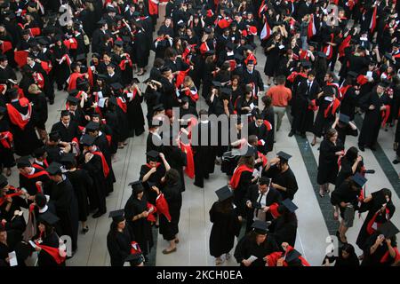 I neolaureati si allineano in una sala prima della convocazione in Ontario, Canada, il 16 giugno 2008. (Foto di Creative Touch Imaging Ltd./NurPhoto) Foto Stock