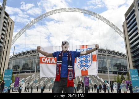 I tifosi inglesi fuori terra precedono la semifinale Euro 2020 contro la Danimarca al Wembley Stadium di Londra mercoledì 7th luglio 2021. (Foto di ben Pooley/MI News/NurPhoto) Foto Stock