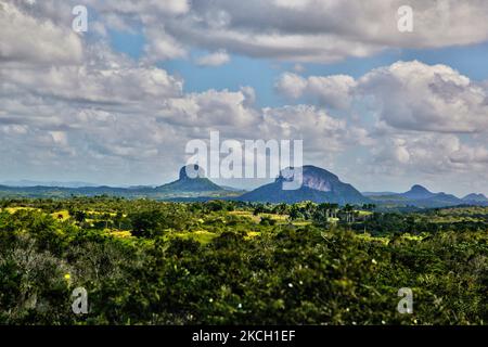 Montagne lungo la campagna cubana a Gibara, Cuba, il 26 dicembre 2014. Queste sono le montagne descritte da Cristoforo Colombo quando scoprì Cuba per la prima volta. (Foto di Creative Touch Imaging Ltd./NurPhoto) Foto Stock