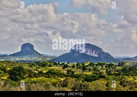 Montagne lungo la campagna cubana a Gibara, Cuba, il 26 dicembre 2014. Queste sono le montagne descritte da Cristoforo Colombo quando scoprì Cuba per la prima volta. (Foto di Creative Touch Imaging Ltd./NurPhoto) Foto Stock
