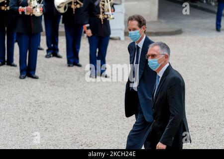 FRANCIA – ITALIA – PARIGI – PRESIDENTE – MATTARELLA – MACRON – POLITICA – Fiat Chrysler Automobiles (FCA) il Presidente John Elkann (L) e il Presidente del Consiglio di Amministrazione del gruppo PSA e Amministratore Delegato di Stellantis Carlos Tavares (R) arrivano per cena di Stato con il Presidente italiano Sergio Mattarella e sua figlia Laura Mattarella e il presidente francese Emmanuel Macron e sua moglie Brigitte Macron all'Elysee Palace di Parigi, il 5 luglio 2021 (Foto di Daniel Pier/NurPhoto) Foto Stock