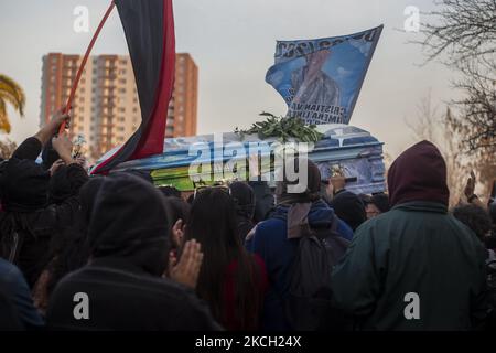 La gente tiene la bara dove i resti mortali di Luisa Toledo riposano nel mezzo dei funerali di Luisa Toledo Sepulveda, madre dei fratelli Rafael(18) e Eduardo Vergara Toledo(19). Assassinato dalla polizia di carabineros de Chile, durante la dittatura civile-militare di Augusto Pinochet. Ha dedicato la sua vita a combattere per la giustizia per i suoi bambini. Per questo motivo è considerata popolarmente madre delle persone che combattono e di tutti i giovani combattenti. Il 7 luglio 2021 a Santiago del Cile. (Foto di Claudio Abarca Sandoval/NurPhoto) Foto Stock