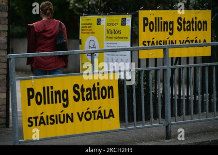Una donna entra in un seggio elettorale a Ranelagh, Dublino, mentre è in corso il voto per le elezioni nella baia di Dublino Sud. Giovedì, 08 luglio 2021, a Dublino, Irlanda (Foto di Artur Widak/NurPhoto) Foto Stock
