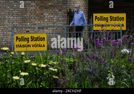 Un uomo lascia un seggio elettorale a Ranelagh, Dublino, poiché è in corso il voto per le elezioni nella baia di Dublino sud. Giovedì, 08 luglio 2021, a Dublino, Irlanda (Foto di Artur Widak/NurPhoto) Foto Stock