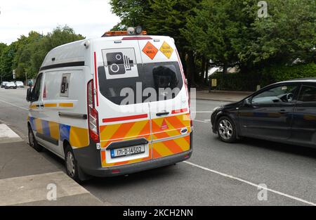 Un furgone autovelox parcheggiato nel centro di Dublino. Venerdì, 09 luglio 2021, a Dublino, Irlanda (Foto di Artur Widak/NurPhoto) Foto Stock