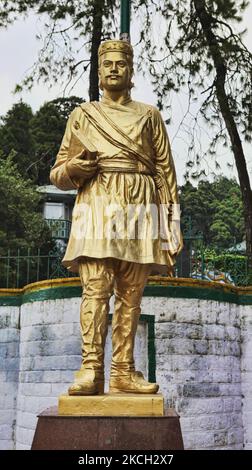 Statua del poeta nepalese Bhanubhakta Acharya nella piazza Chowrasta a Darjeeling, Bengala Occidentale, India, il 30 maggio 2010. Bhanubhakta è considerato il primo poeta a scrivere in lingua nepalese. (Foto di Creative Touch Imaging Ltd./NurPhoto) Foto Stock