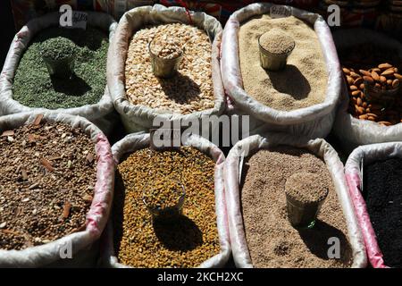 Spezie e noci assortite al Chowk Bazaar a Darjeeling, Bengala Occidentale, India, il 18 novembre 2012. (Foto di Creative Touch Imaging Ltd./NurPhoto) Foto Stock