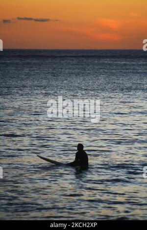 Il surfista attende l'onda perfetta mentre il sole tramonta a Waikiki Beach a Waikiki, Hawaii, USA, il 18 luglio 2007. (Foto di Creative Touch Imaging Ltd./NurPhoto) Foto Stock