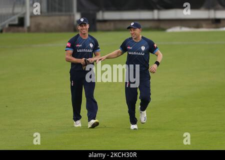 Harry Came of Derbyshire si congratula con il compagno di squadra Luis Reece durante la partita Vitality Blast T20 tra il Durham County Cricket Club e il Derbyshire County Cricket Club a Emirates Riverside, Chester le Street venerdì 9th luglio 2021. (Foto di will Matthews/MI News/NurPhoto) Foto Stock