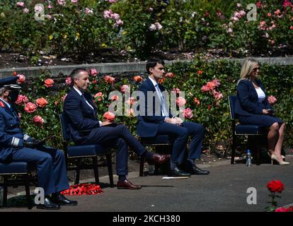 Paul Givan (seconda a sinistra), primo ministro dell'Irlanda del Nord e Michelle o'Neill (a destra), vice primo ministro dell'Irlanda del Nord, hanno partecipato a una cerimonia di deposizione della corona che ha segnato il 105th° anniversario della battaglia della Somme, nei National War Memorial Gardens, a Islandbridge a Dublino. Sabato, 10 luglio 2021, a Dublino, Irlanda (Foto di Artur Widak/NurPhoto) Foto Stock