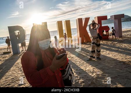 Locali e turisti partecipano ad un evento organizzato per segnare l'apertura di Phuket ai turisti internazionali sulla spiaggia di Patong. Mentre alcuni viaggiatori hanno iniziato ad arrivare sull'isola dopo aver raggiunto i severi requisiti di ingresso, l'isola è ancora in rovina dalla devastazione che la pandemia ha inflitto all'industria del turismo. (Foto di Thomas De Cian/NurPhoto) Foto Stock