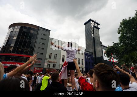 I tifosi inglesi si riuniscono a Leicester Square, nel centro di Londra, in vista della finale di UEFA EURO 2020 tra Inghilterra e Italia, a Londra, in Gran Bretagna, il 11 luglio 2021. (Foto di Maciek Musialek/NurPhoto) Foto Stock