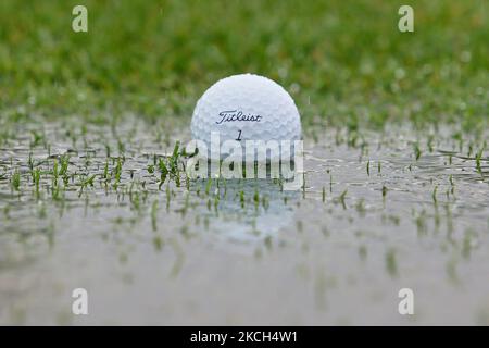 Una palla da golf si siede in una pozza dopo che il torneo è stato chiamato a causa della pioggia durante l'ultimo round del torneo di golf Marathon LPGA Classic all'Highland Meadows Golf Club di Sylvania, Ohio, USA Domenica, 11 Luglio 2021. (Foto di Amy Lemus/NurPhoto) Foto Stock