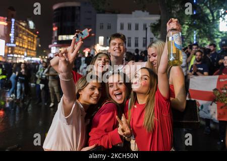 LONDRA, REGNO UNITO - 11 LUGLIO 2021: Gli appassionati di calcio inglesi festeggiano nel centro di Londra durante la finale Inghilterra vs Italia Euro 2020 del 11 luglio 2021 a Londra, Inghilterra. (Foto di Wiktor Szymanowicz/NurPhoto) Foto Stock