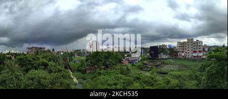 Una vista panoramica di una fitta nuvole a Kolkata, India, 12 luglio, 2021. (Foto di Indranil Aditya/NurPhoto) Foto Stock