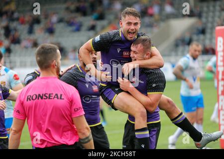 Alex Clegg di Newcastle Thunder festeggia con Connor Bailey di Newcastle Thunder dopo la prova di Connor durante la partita di campionato TRA Newcastle Thunder e Dewsbury Rams a Kingston Park, Newcastle, domenica 11th luglio 2021. (Foto di Chris Lishman/MI News/NurPhoto) Foto Stock