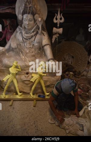 Un artigiano è visto occupato con il suo lavoro in uno studio a Kolkata, India, il 12 luglio 2021. (Foto di Sukhomoy Sen/NurPhoto) Foto Stock