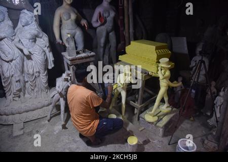 Un artigiano è visto occupato con il suo lavoro in uno studio a Kolkata, India, il 12 luglio 2021. (Foto di Sukhomoy Sen/NurPhoto) Foto Stock